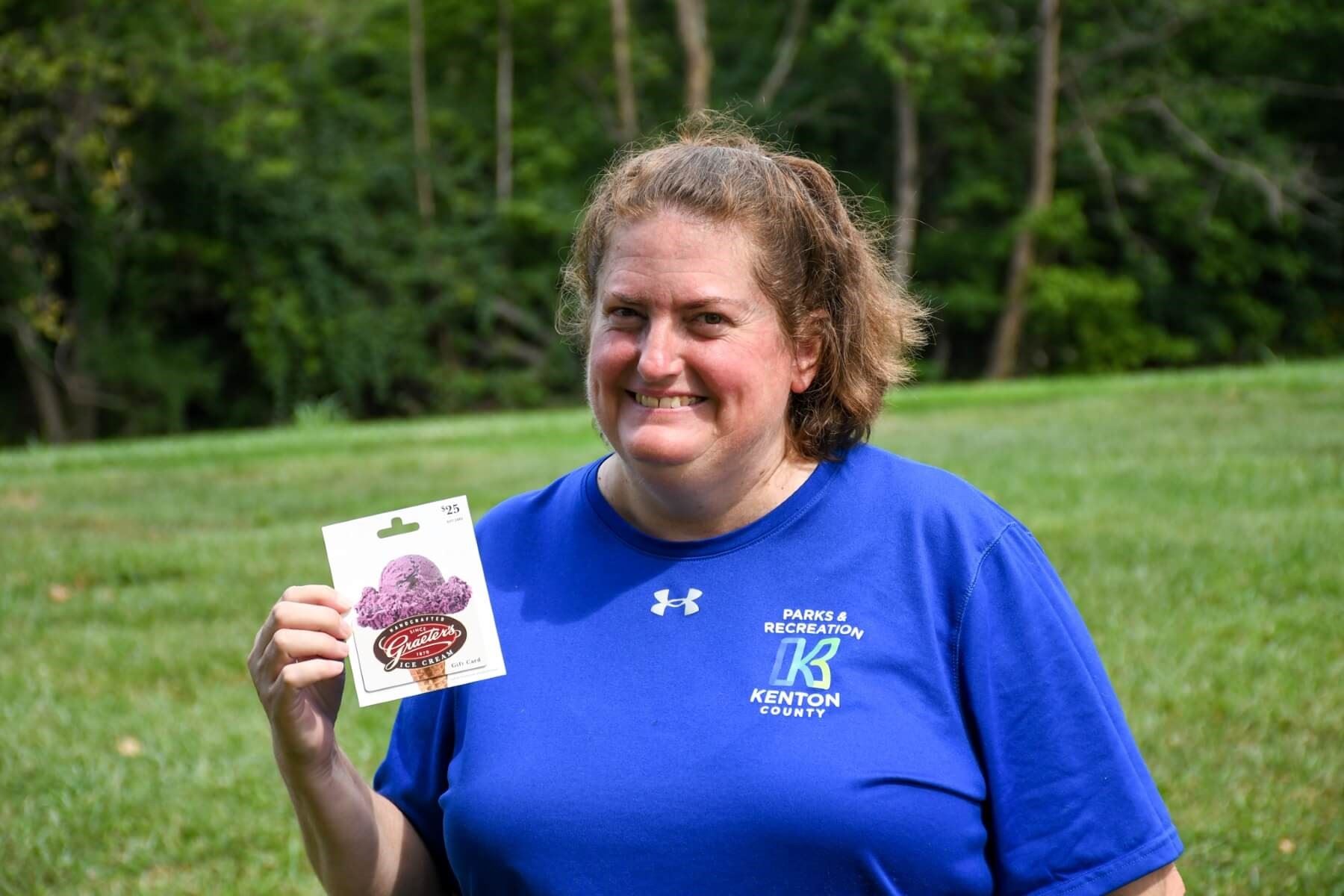 Rhonda Rhitzi holding gift card